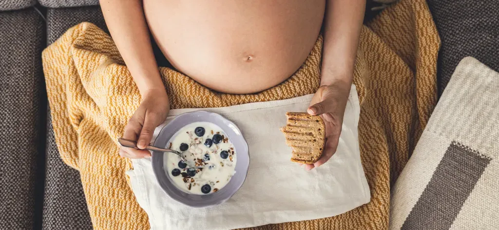 Maman qui prend son petit déjeuner