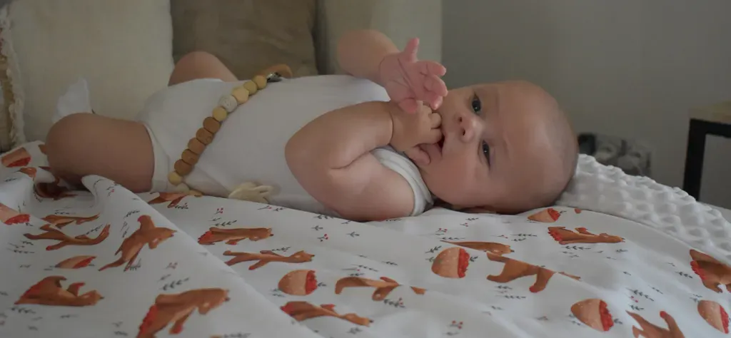 un bébé allongé sur le dos 