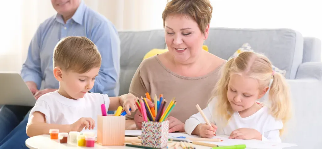 les grand-parents qui jouent avec leurs petits-enfants