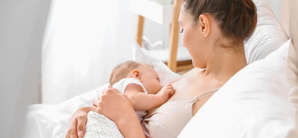 maman qui aillaite son bébé 